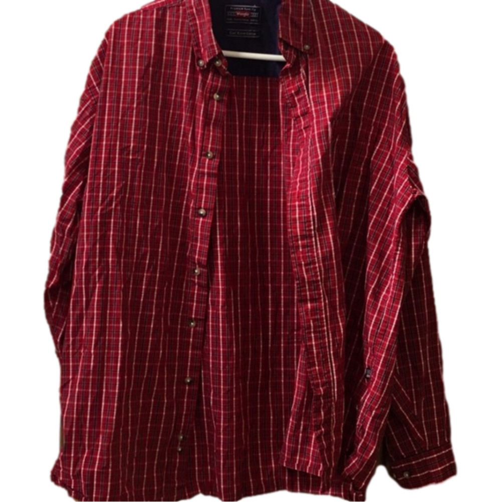 Wrangler Mens Red plaid long sleeve  button shirt. Size large